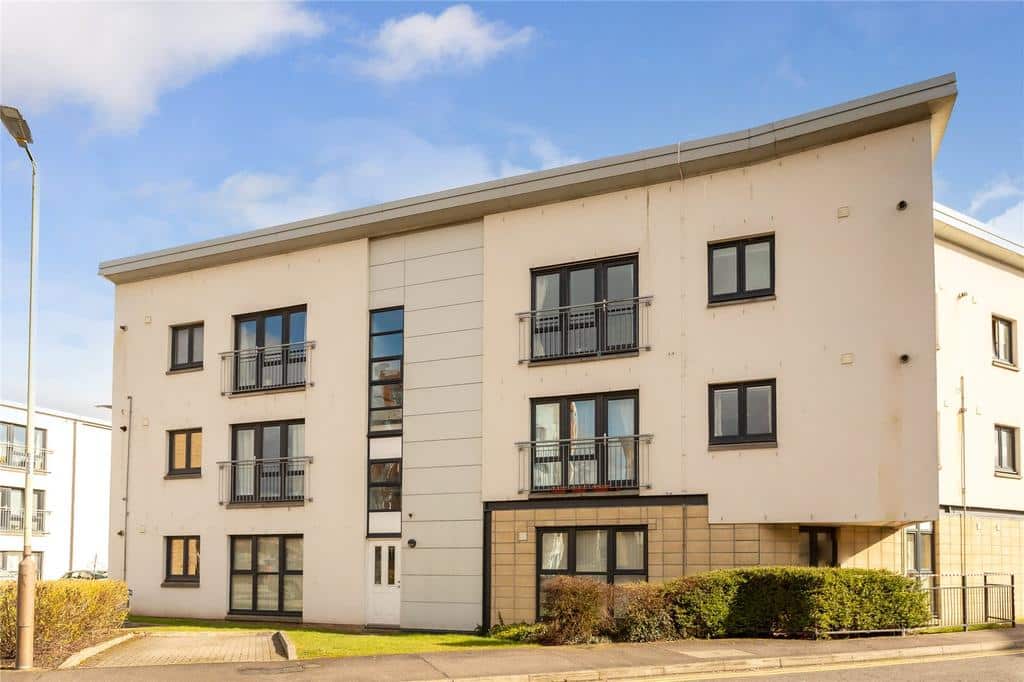 2 Bed Top Floor Flat – Vasart Court, Perth