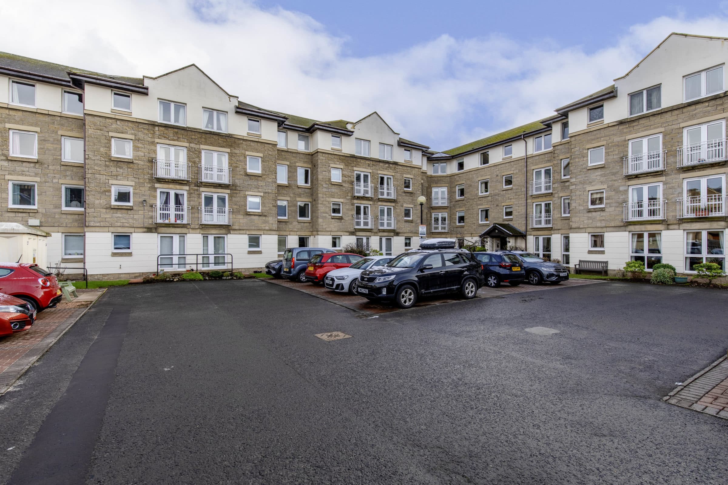 1 Bedroom Ground Floor Apartment – 114 Knights Court, North William Street, Perth PH1 5NB