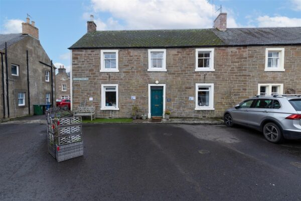 Thorntree Square, Dunning, Perth